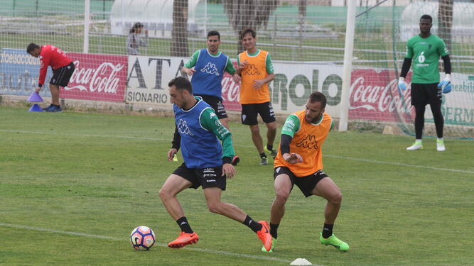 Aguza se marcha de la presión de Edu Ramos durante la sesión de ayer en la Ciudad Deportiva.