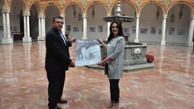 El alcalde, Bartolomé Madrid, ayer con la diputada provincial de Turismo, Carmen Gómez.