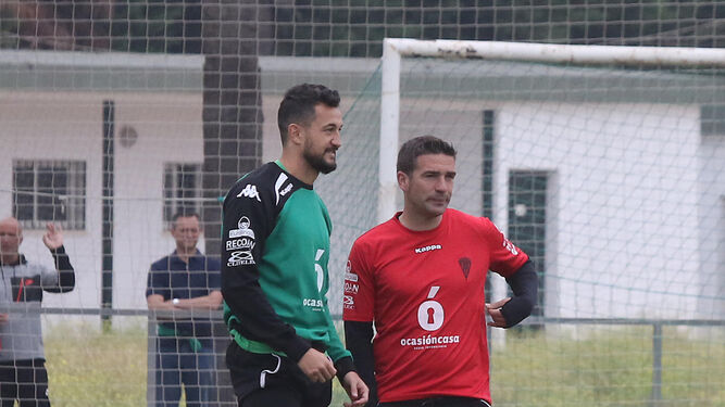 Carrión dialoga con Héctor Rodas durante un entrenamiento.