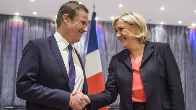 La candidata a la presidencia francesa Marine Le Pen, ayer, junto al eurófobo Nicolas Dupont-Aignan.