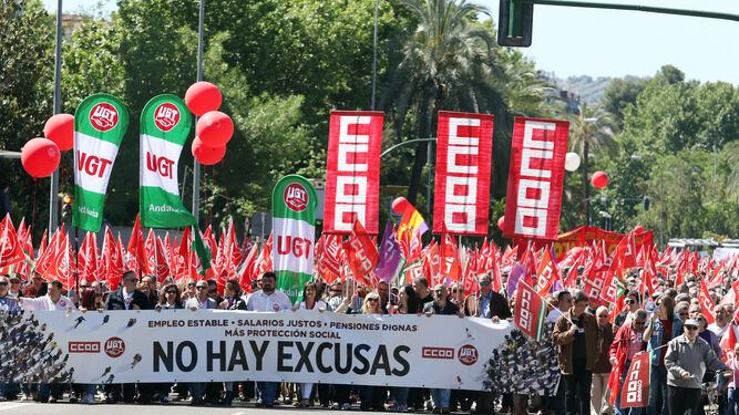 Representantes sindicales en la cabecera de la manifestación, ayer en el Paseo de la Victoria.
