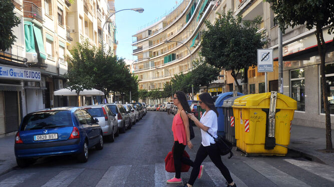 Dos jóvenes cruzan un paseo de peatones de la calle Camino de los Sastres, en Ciudad Jardín.