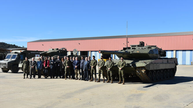 Una de las visitas de una delegación de CECO a la base militar de Cerro Muriano.