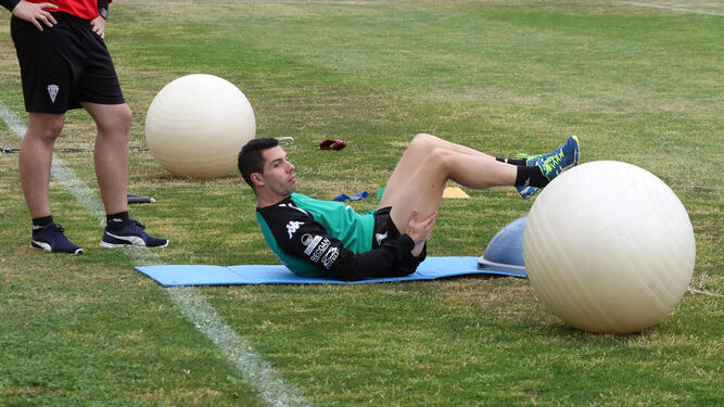 Carlos Caballero realiza un ejercicio durante un entrenamiento.