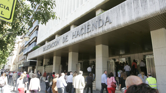 Exterior de la sede central de la Delegación de Hacienda en Córdoba.