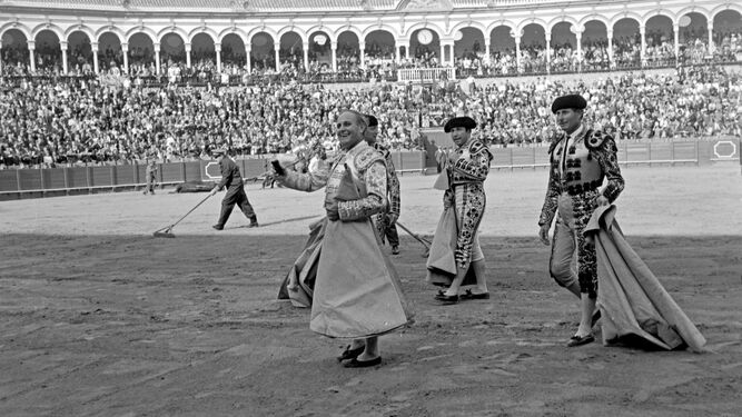 Torerísimo, Rafael Ortega pasea el amarillo albero portando la última oreja que cortó en una Feria que le vio triunfar en numerosas ocasiones.