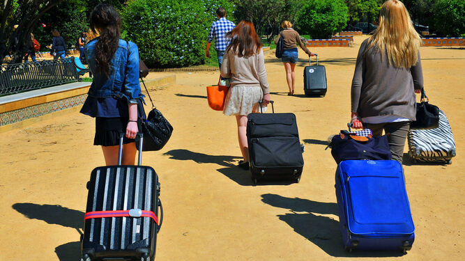 Un grupo de personas con maletas.