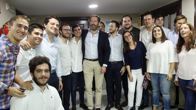 Adolfo Molina, en el centro, con parte del equipo que le ha respaldado en el proceso de primarias, ayer en la sede del PP.