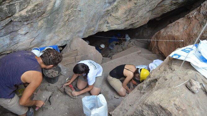 Trabajos arqueológicos en la Cueva del Ángel.