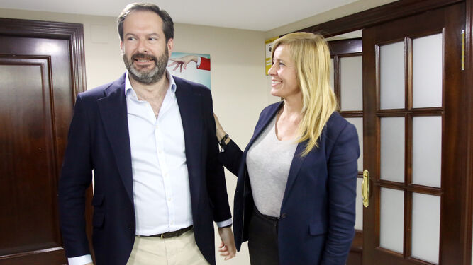Adolfo Molina y Rosario Alarcón tras las votaciones del pasado lunes en la sede del PP.