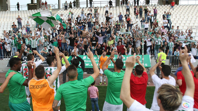 Los jugadores del Córdoba celebran el triunfo con la afición.
