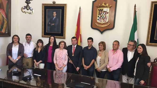El nuevo equipo de gobierno municipal de Priego de Córdoba, tras la ganar la moción de censura contra el PP.