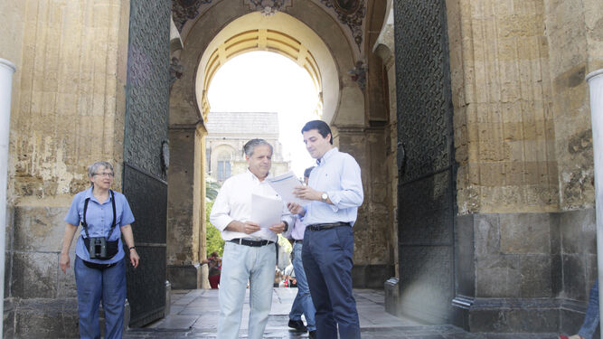 Bellido, con el informe de la asesoría jurídica en mano, posa en la Puerta del Perdón junto a Salvador Fuentes.