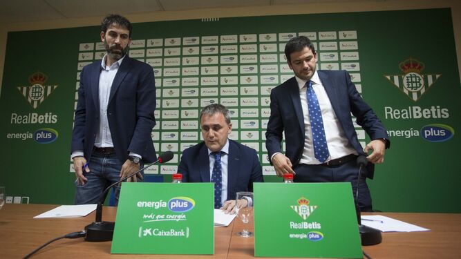 Berni Rodríguez, Fernando Moral y Ramón Alarcón, antes de arrancar la comparecencia en la sala de prensa de las oficinas del club en San Pablo.