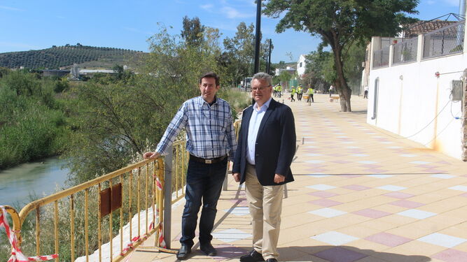 El alcalde, Esteban Morales, con Fernando Gama, de la asociación Miragenil.