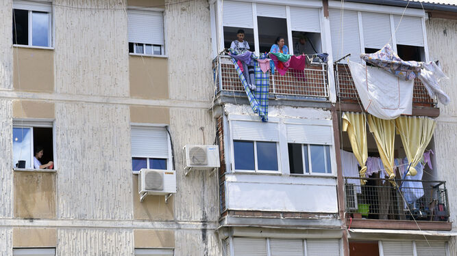 Vecinos en los balcones.