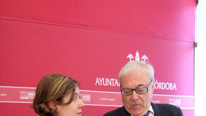 La teniente de alcalde de Hacienda, Alba Doblas, habla con el también teniente de alcalde Emilio Aumente.