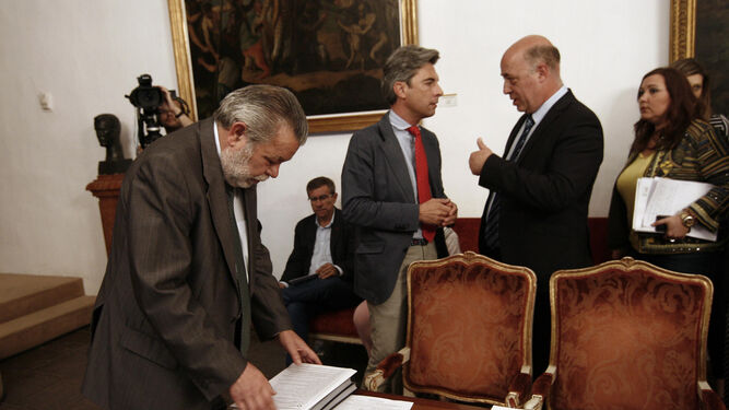 El presidente de la corporación, Antonio Ruiz, conversa con el portavoz del PP, Andrés Lorite, al inicio de la sesión.