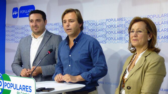 José María Estepa, Antonio Repullo y Laura Ruiz, ayer en la sede del PP.