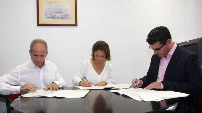 Rafael Blázquez, Isabel Ambrosio y Pedro García firman el pacto de 51 medidas para la investidura de la alcaldesa.