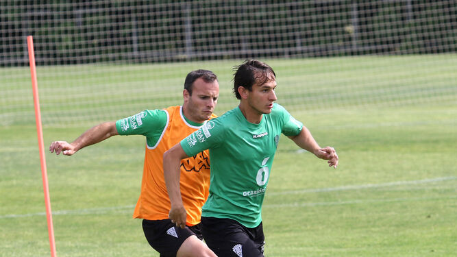Mariano Bíttolo es presionado por Juli durante un entrenamiento en la Ciudad Deportiva.