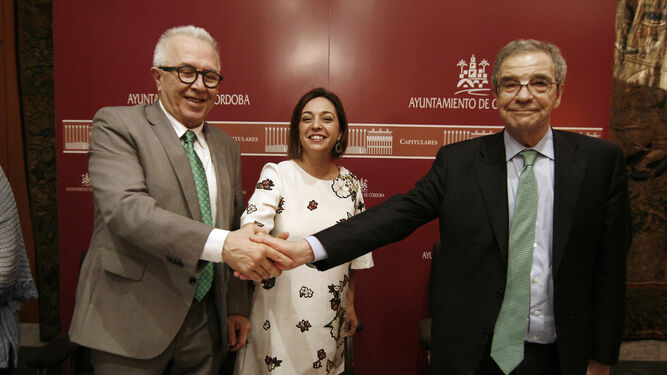 El consejero José Sánchez Maldonado, Isabel Ambrosio y César Alierta estrechan sus manos tras firmar el acuerdo.