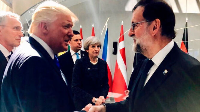Rajoy saluda a Trump .