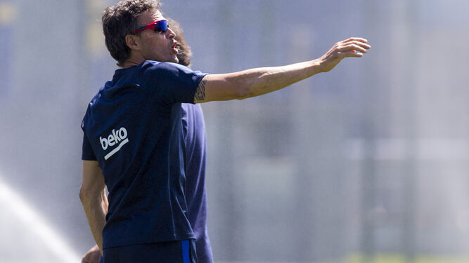 El técnico azulgrana, Luis Enrique, realiza unas indicaciones a sus jugadores durante el entrenamiento de este viernes