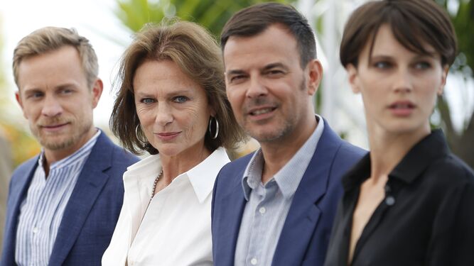 François Ozon y su elenco, ayer en Cannes.