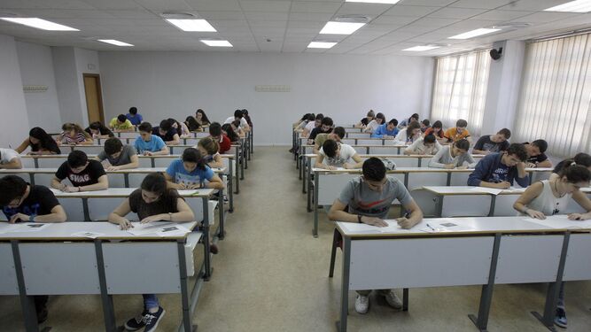 Alumnos realizan los exámenes.