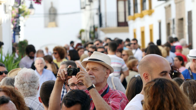 Turistas en la zona del Alcázar Viejo durante el Concurso de Patios.