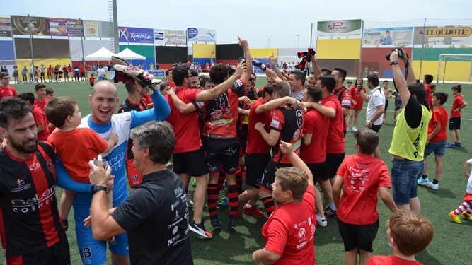 Los jugadores del Puente Genil celebran el ascenso a Tercera División al término del partido ante La Palma.