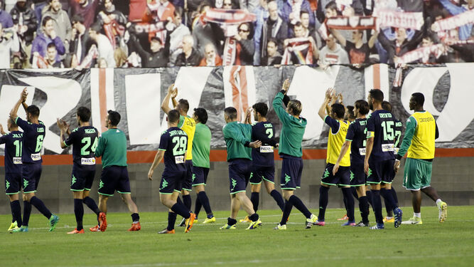 Los jugadores del Córdoba saludan a la afición desplazada al partido de Vallecas tras conseguir la victoria que sellaba la permanencia.