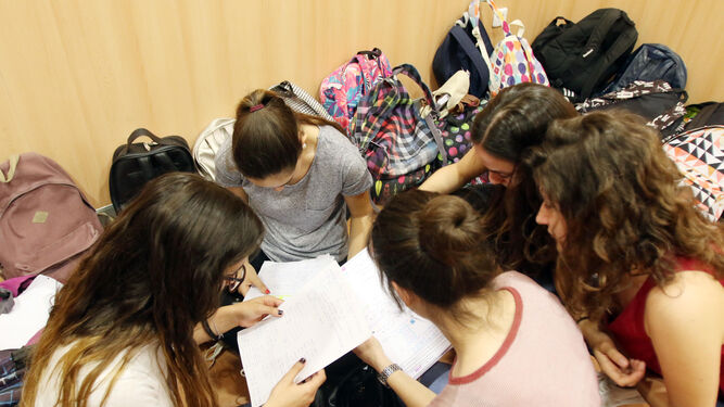 Un grupo de alumnas repasa antes de uno de los exámenes.