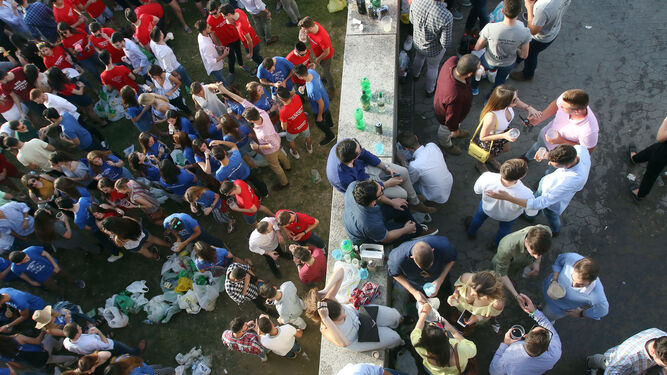 Jóvenes hacen botellón en Córdoba durante la última feria de mayo.