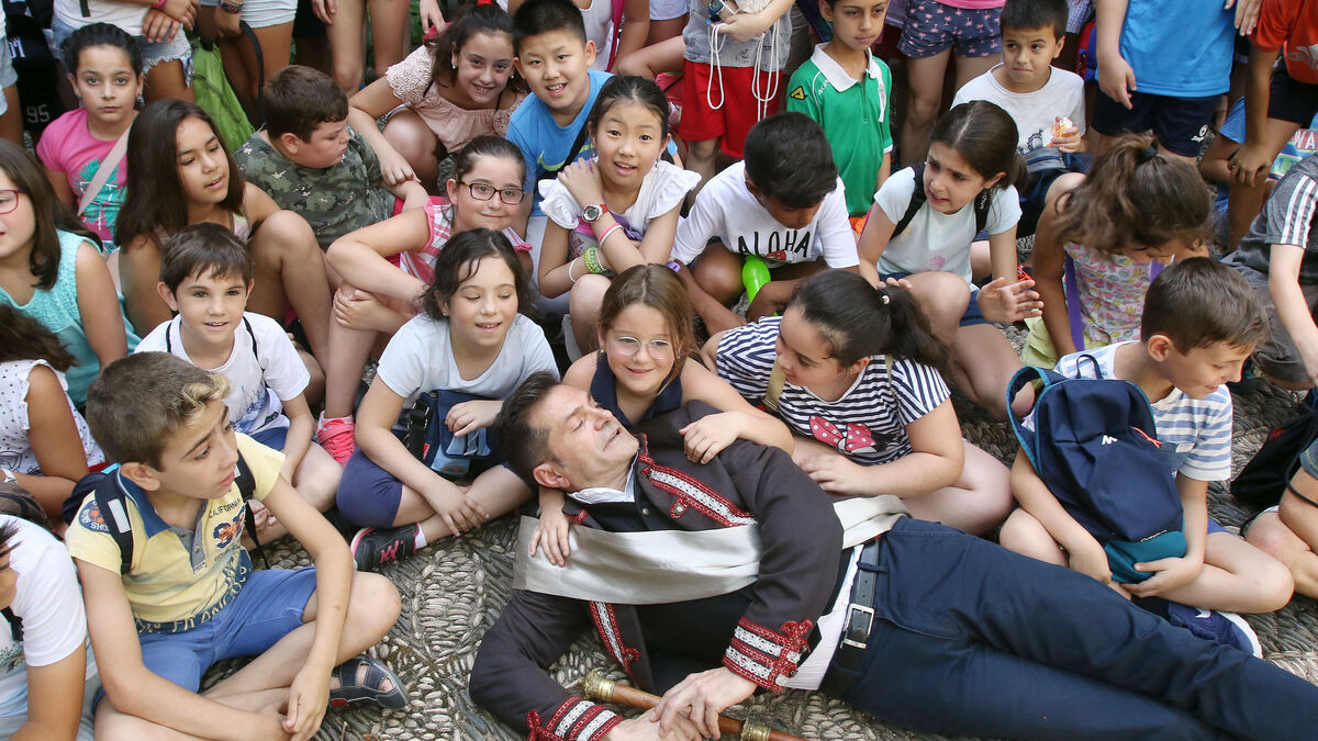 Un grupo de niños posa junto al Marqués de Viana.