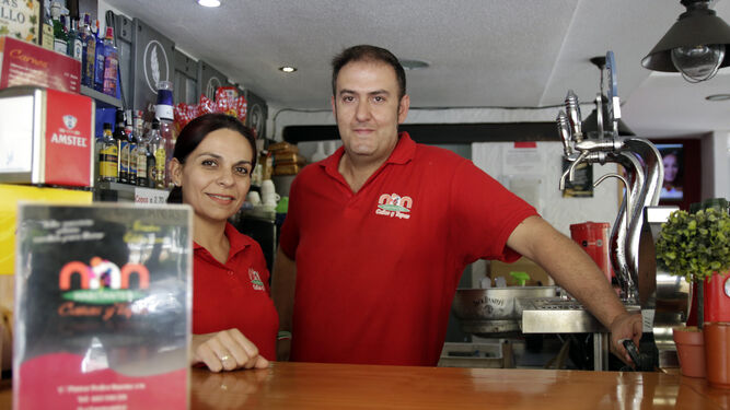 Raúl García y Loli Balsera, propietarios del Bar Córdoba./CARMEN CREMADES