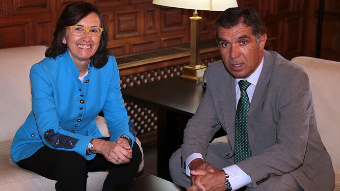 Rosa Aguilar y el presidente del TSJA, Lorenzo Ríos, durante la reunión.