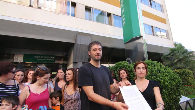 Pedro Rabasco y Carmen Murillo muestran el escrito que han presentado ante Educación.