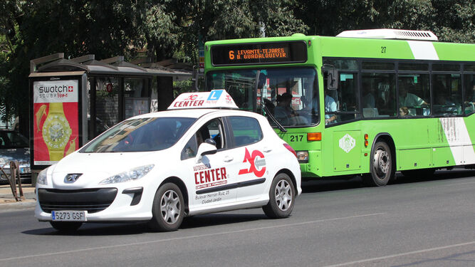 Un coche de una autoescuela circulando por Córdoba