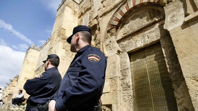 Dos policías custodian uno de los laterales de la Mezquita.