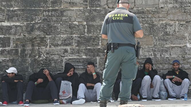 La Guardia Civil custodia a varios de los inmigrantes llegados esta madrugada a Tarifa.