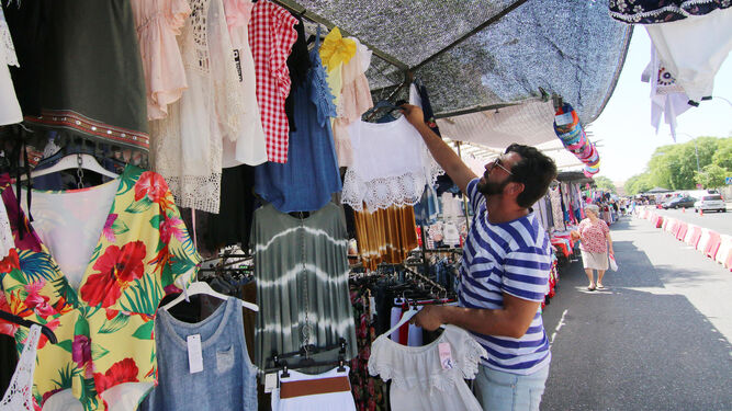 Un comerciante en el mercadillo del barrio Guadalquivir.