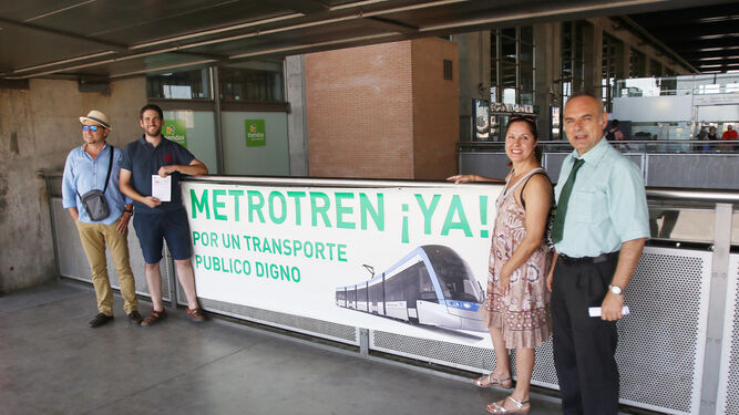 Miembros de la plataforma Metrotrén ¡ya!, ayer, en la estación.