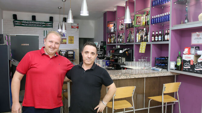 Francisco Baena, a la izquierda, junto al encargado de su bar. / JOSÉ MARTÍNEZ