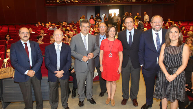 Dirigentes institucionales, miembros y profesores de la UCO, ayer en el homenaje a Enrique Aguilar Benítez de Lugo.