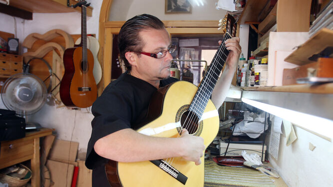 El luthier y sobrino del célebre guitarrista Paco Peña, Jaime Peña, posee un taller en un lateral de la Plaza del Potro, cuna de la guitarra flamenca en Córdoba.