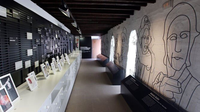 El pasillo de una de las estancias del Centro está salpicado con retratos de personalidades del flamenco y su historia en forma biográfica.