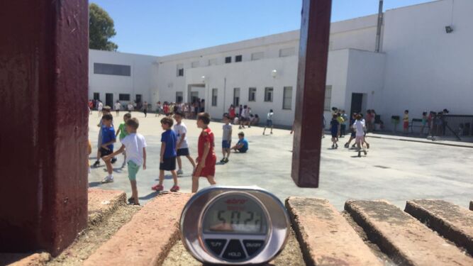 Un termómetro marca 50 grados en el colegio Teresa Comino, de Villafranca.