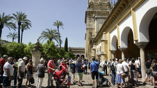Turistas hacen cola para entrar a la Mezquita-Catedral.